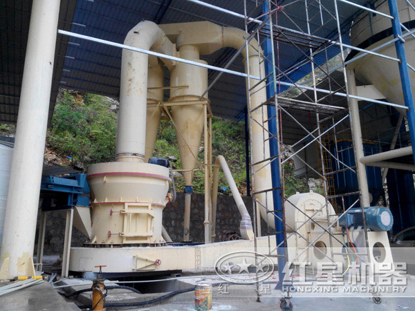 高嶺土雷蒙磨生產現(xiàn)場