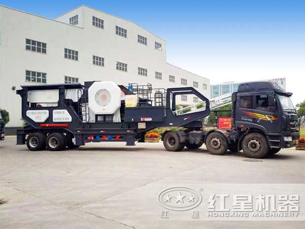 車(chē)頭牽引下的移動(dòng)磕石機(jī)