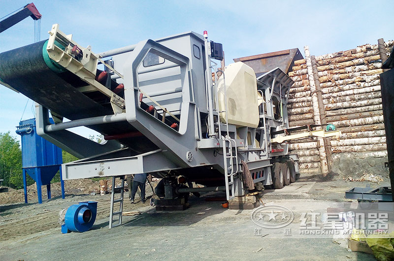 移動式石料生產(chǎn)線現(xiàn)場，配置輪胎式