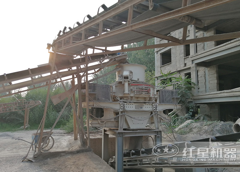 沖擊制砂機負責把花崗巖粉碎成更細石子 沖擊制砂機負責把花崗巖粉碎成更細石子