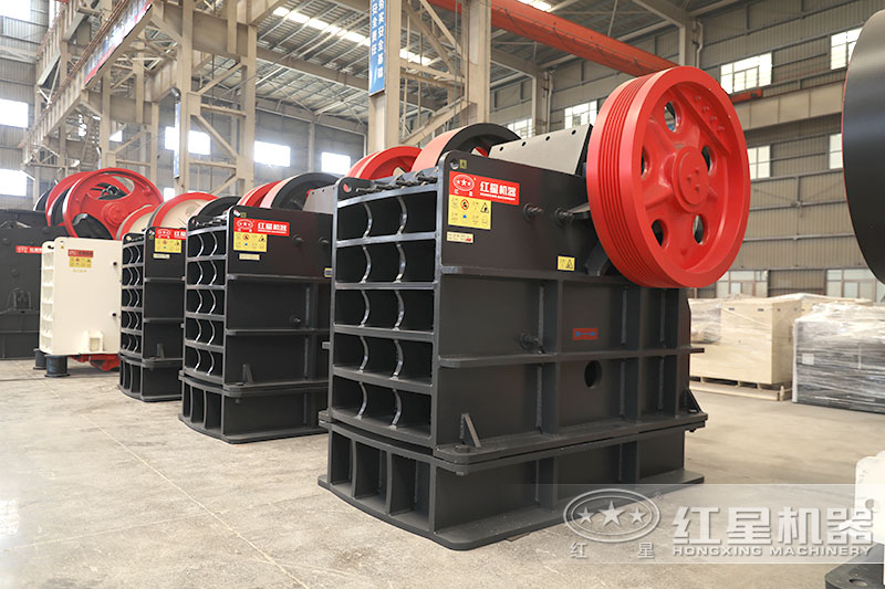 顎式破碎機型號規(guī)格多，400鄂破更受歡迎