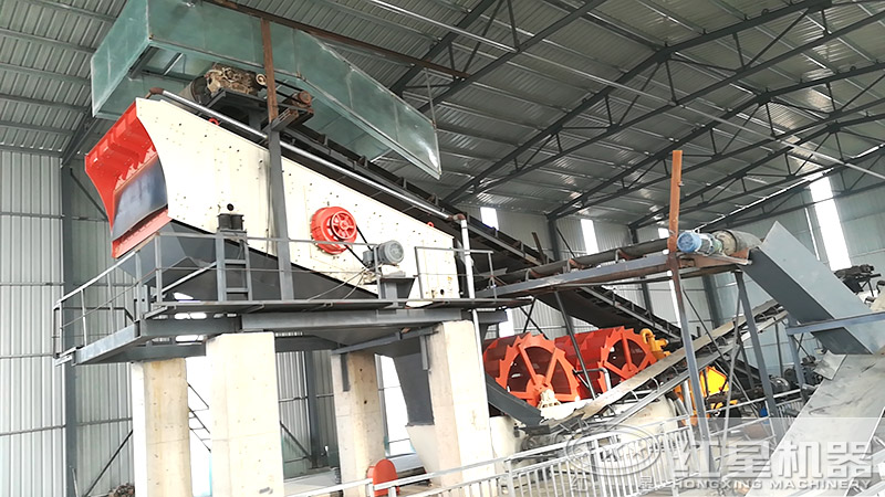 人工洗砂生產(chǎn)線現(xiàn)場(chǎng)，輪斗洗砂機(jī)必備設(shè)備