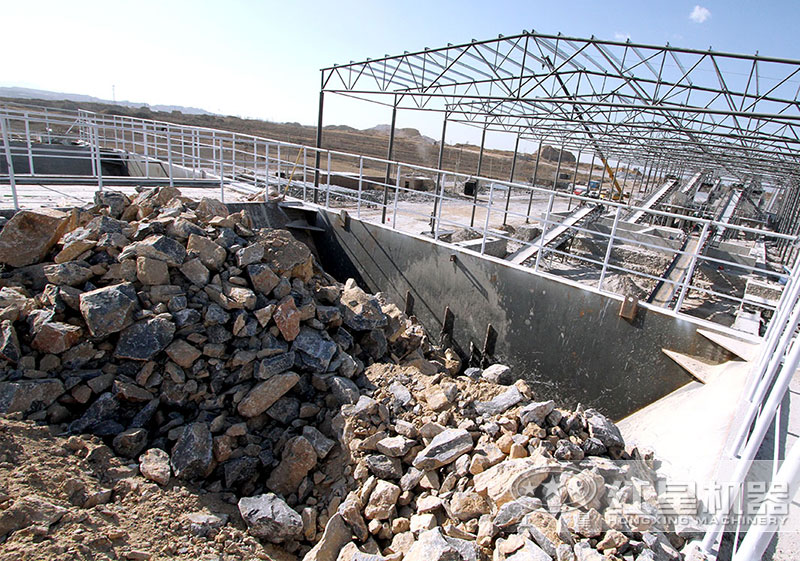 花崗巖粉碎作業(yè)現(xiàn)場 花崗巖粉碎作業(yè)現(xiàn)場