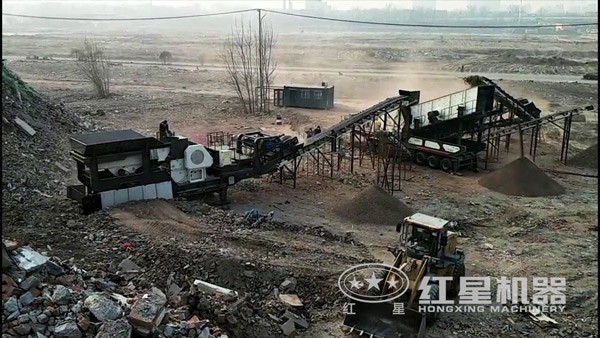 車載移動(dòng)顎式破石機(jī)山東作業(yè)現(xiàn)場(chǎng)圖