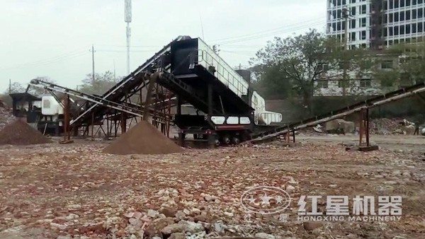 印尼鵝卵石車載移動(dòng)顎式破石機(jī)作業(yè)現(xiàn)場(chǎng)