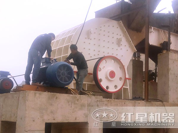 時(shí)產(chǎn)150噸錘式破石機(jī)_碎石機(jī)現(xiàn)場圖 時(shí)產(chǎn)150噸錘式破石機(jī)_碎石機(jī)現(xiàn)場圖