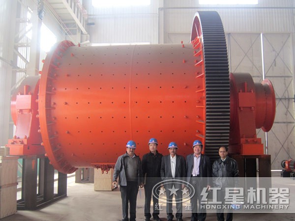 紅星技術(shù)專(zhuān)家與環(huán)保節(jié)能大型球磨機(jī)合影留念 紅星技術(shù)專(zhuān)家與環(huán)保節(jié)能大型球磨機(jī)合影留念