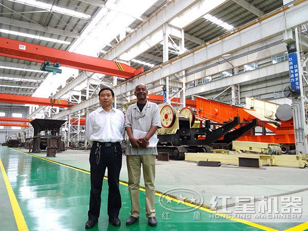 紅星客戶參觀輪式移動(dòng)破合影留念 紅星客戶參觀輪式移動(dòng)破合影留念