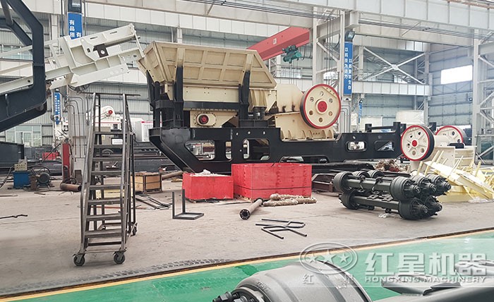 環(huán)保移動軋石機(jī)車間圖