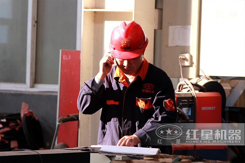 紅星技術工人認真核對數(shù)據(jù)