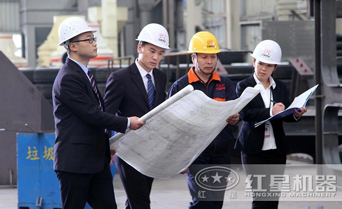 小型移動(dòng)石子破碎機(jī)客戶訪問(wèn)考察