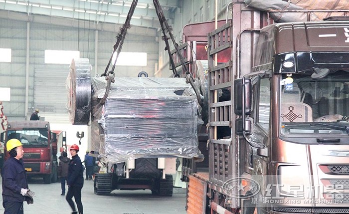 顎式破碎機裝車發(fā)貨 顎式破碎機裝車發(fā)貨