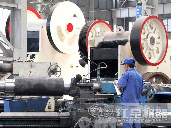 小型粗碎機車間生產(chǎn)現(xiàn)場