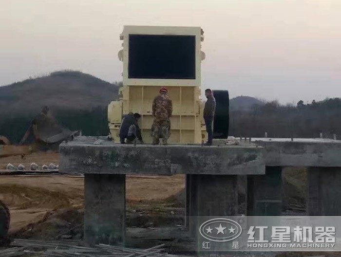 礦渣重型錘破安裝現(xiàn)場 礦渣重型錘破安裝現(xiàn)場