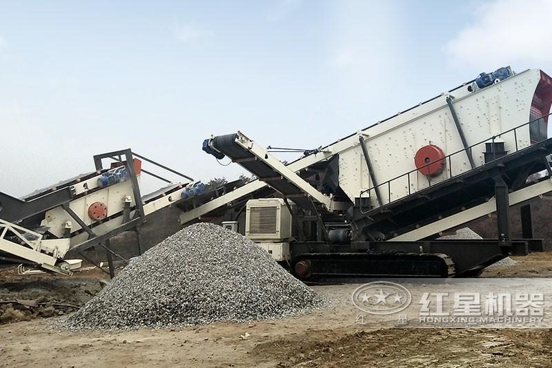 履帶式移動(dòng)篩石機(jī)現(xiàn)場