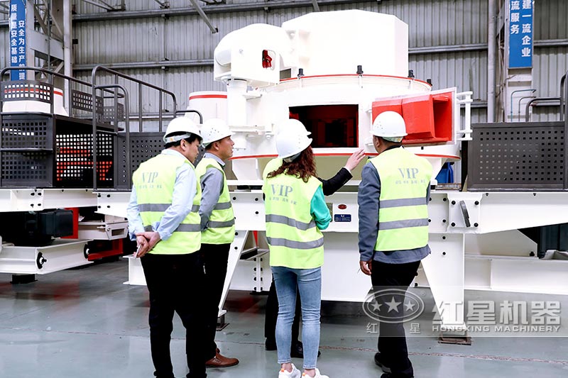 客戶(hù)來(lái)紅星參觀制砂機(jī)，考察廠區(qū)