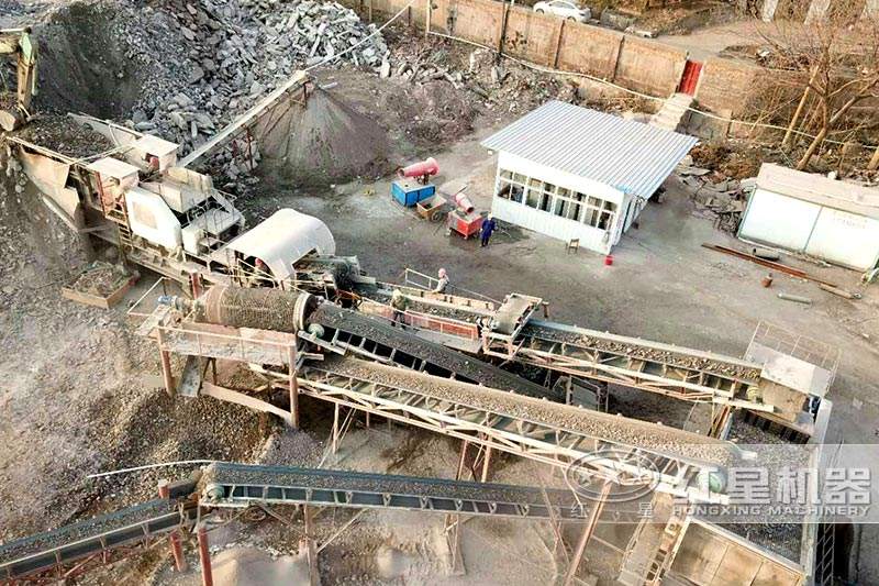 這是河北某地客戶的每小時(shí)處理500噸建筑垃圾破碎站工作現(xiàn)場(chǎng)