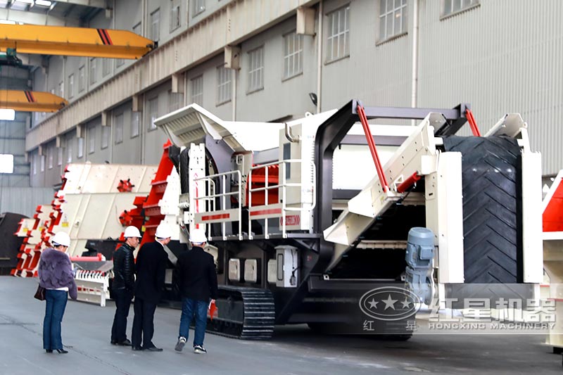 移動(dòng)履帶制沙機(jī)客戶(hù)考察