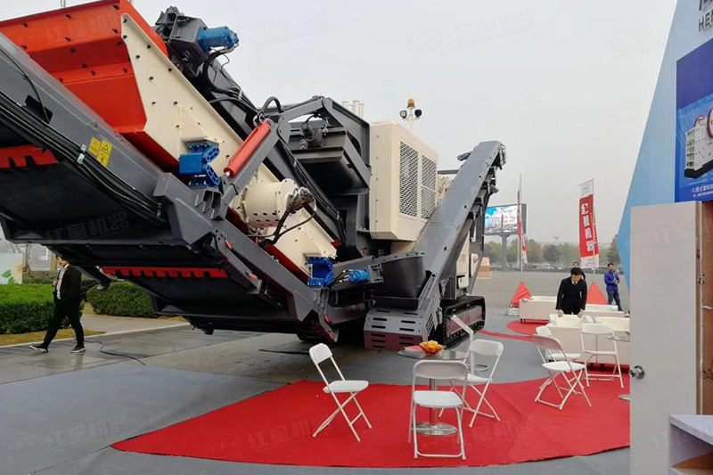 綠色履帶式移動破碎站在現(xiàn)場 綠色履帶式移動破碎站在現(xiàn)場