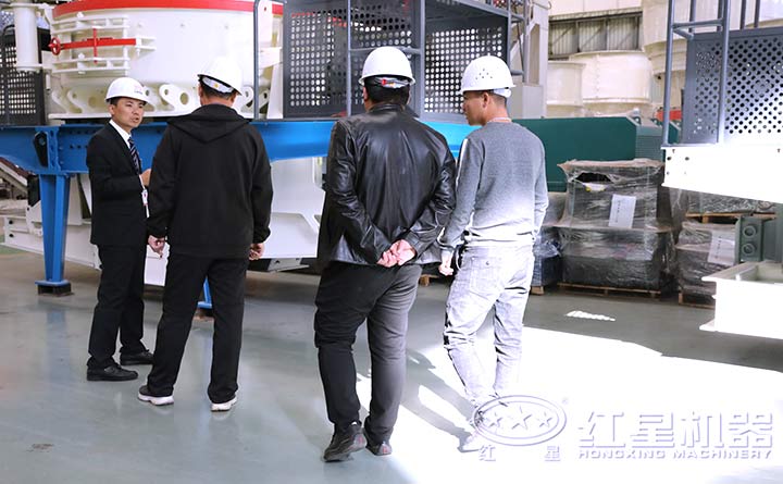 來(lái)參觀客戶(hù)接受經(jīng)理對(duì)石子制砂機(jī)設(shè)備的講解