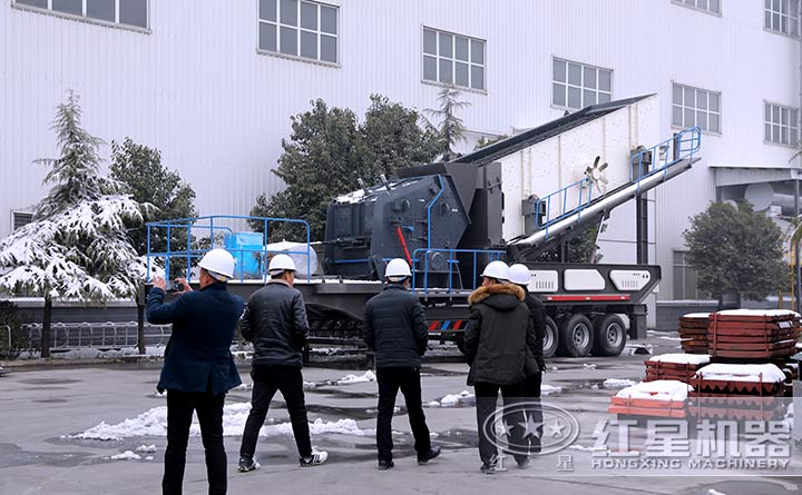 輪式自行破碎機(jī)械車(chē)設(shè)備