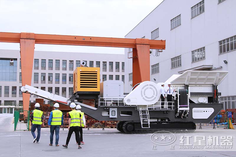 客戶來紅星建筑垃圾破碎機廠區(qū)考察