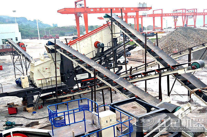 移動(dòng)式制砂生產(chǎn)線設(shè)備掛上車頭就能跑，便于轉(zhuǎn)場(chǎng)