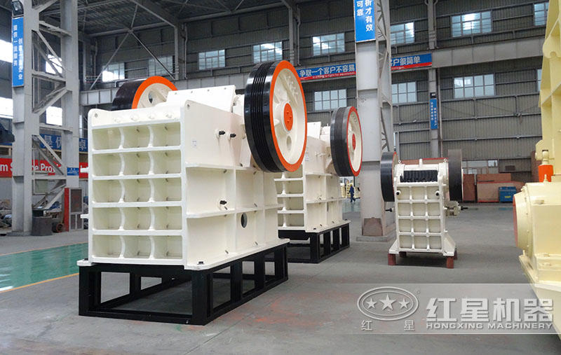 鄂破是粗碎設備，可在生產(chǎn)線前端處理大塊物料