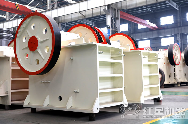 鄂破工作穩(wěn)定，破碎力度強(qiáng)，適合各種石料廠