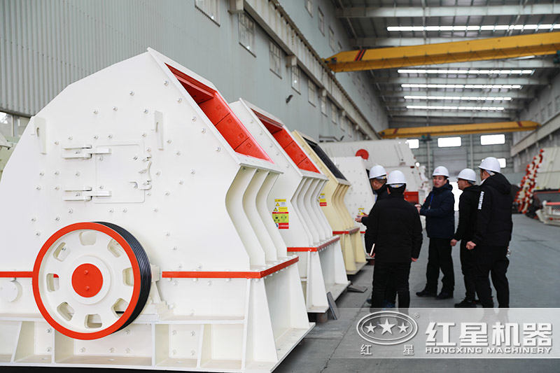 用戶在錘破車間參觀考察，技術(shù)人員耐心講解