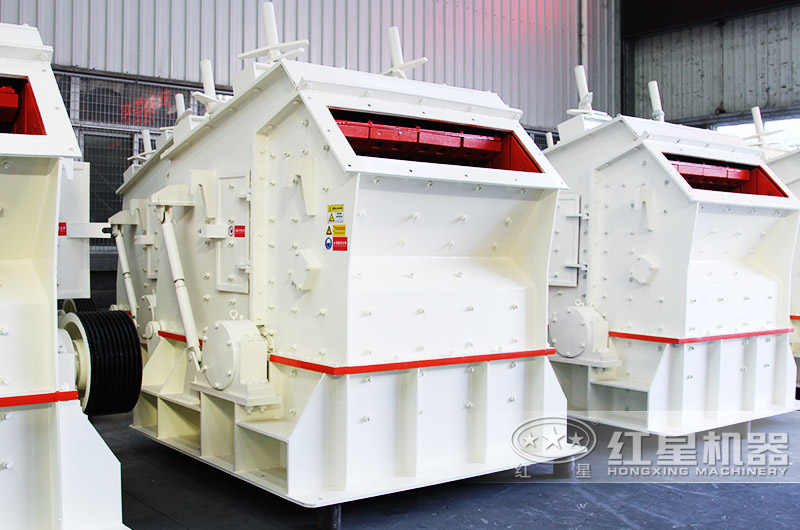 反擊式破碎機沖擊力大，石粉少