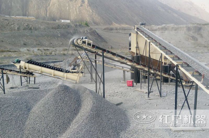 制砂機加工的機制砂現(xiàn)場，成品料堆