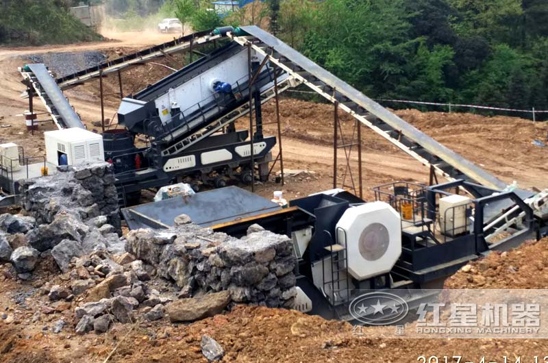輪式移動破碎站作業(yè)現(xiàn)場，移動顎式破碎站和移動反擊破雙機器搭配完成粗碎和細碎作業(yè)